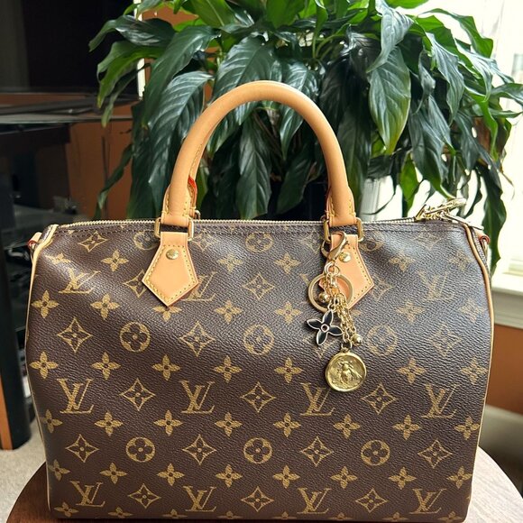 New QUEEN BEE Bag Charm Black and Gold Tone👸 - Picture 4 of 8